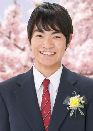 黄色いコサージュを付けた男子生徒