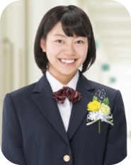 コサージュをつけた女子生徒